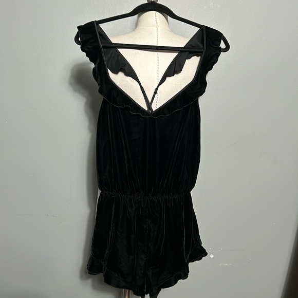 Victoria’s Secret black velour velvet romper size small - Picture 3 of 10